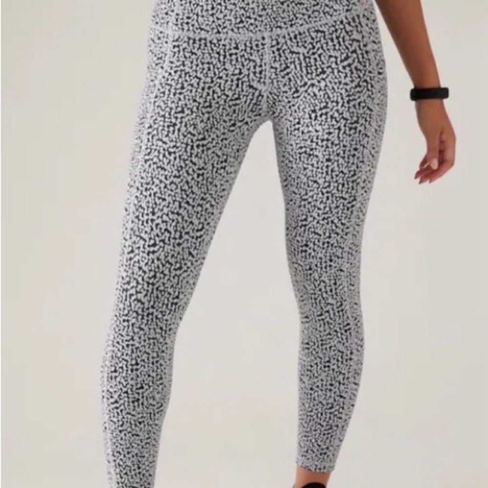 Athleta Ultimate Stash Textured 7/8 Tight